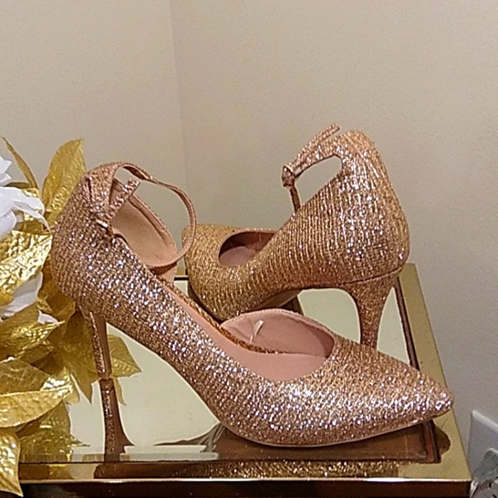 Chinese Laundry Los Angeles Heels, size 9, color gold. 3 1/2 in.